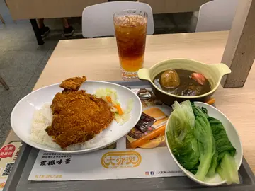 日式黑咖哩 炸猪扒，另加油菜