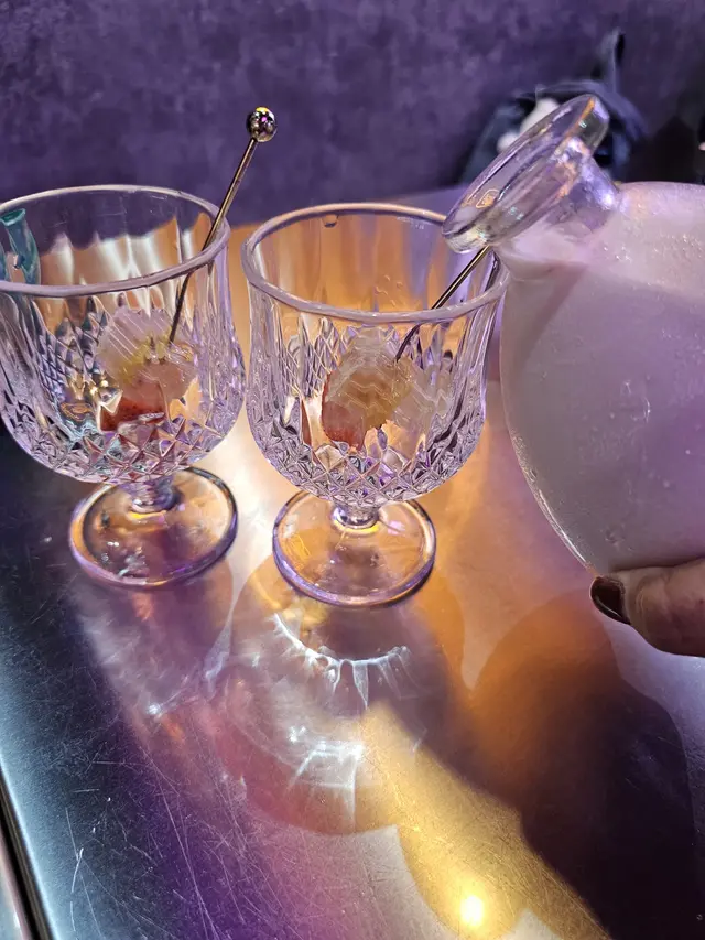 草莓牛奶配蜂巢特飲