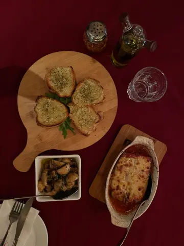 Garlic bread; funghi all’ aglio; parmigiana di melanzane