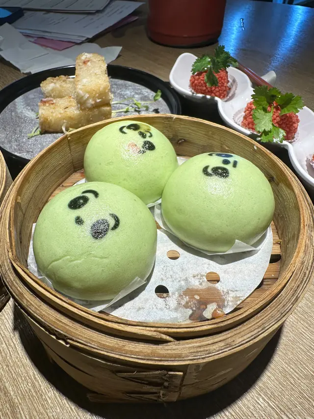 抹茶流心奶黃包：應該係新嘢，之前係粉紅色，今次係綠色，都好可愛，奶黃包有流心又夠熱