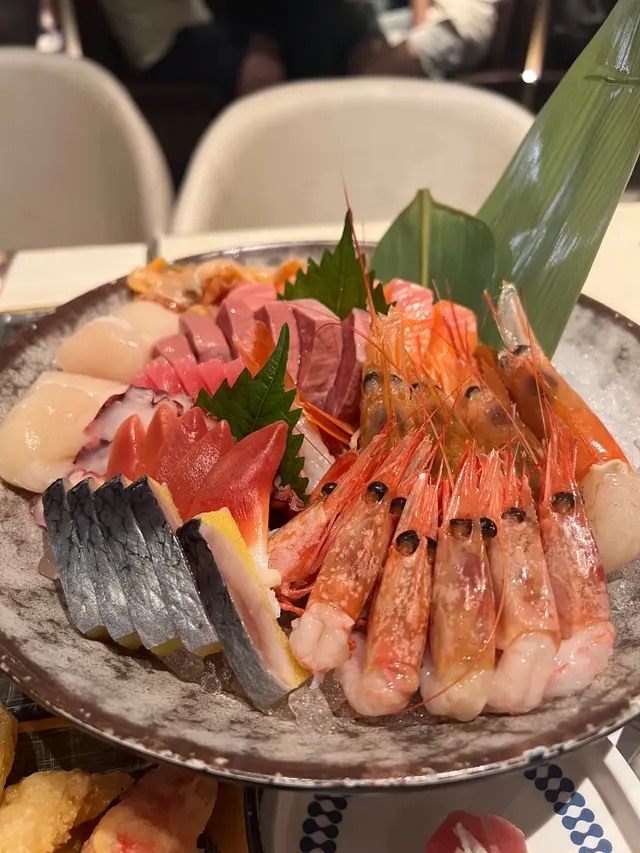 多種刺身選擇,種類繁多,刺身新鮮,鮮甜爽口!ice cream 有多種品牌,口味,自助吧多種款色,其中有酸菜魚及小龍蝦!sushi飯細細舊非常好👍並唔會俾你大大舊食飽你,和牛sushi好好食!有冷泡茶消滯一流👏🏻燒榴槤好好食,我哋叫咗八舊🤣 雞翼又脆卜卜 無得彈😍 仲有xxxx蟹粥好入味!