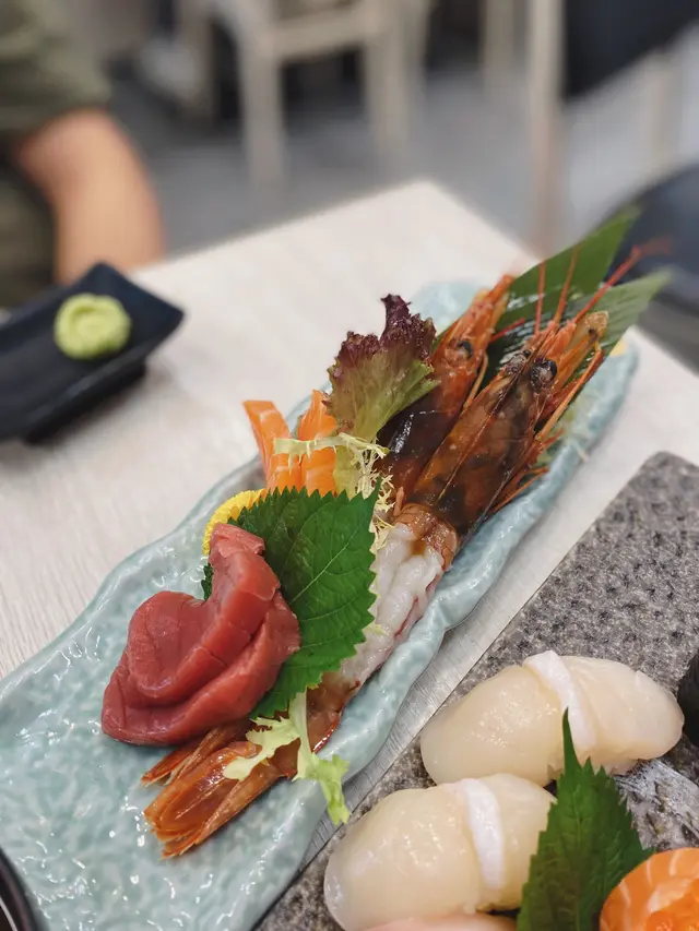 刺身：三文魚、吞拿魚赤身、赤蝦