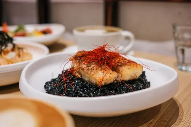 香煎比目魚配墨魚汁燴意大利飯