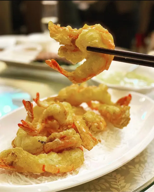 老虎蝦大大隻，炸得好香脆，蝦肉新鮮彈牙，配咗個汁，食嘅時候淋上去，又幾match。