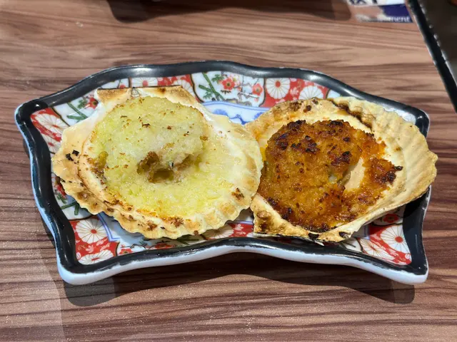 燒扇貝每隻28元，有三種口味(芝士燒、蒜蓉燒和蒜蓉燒辣)