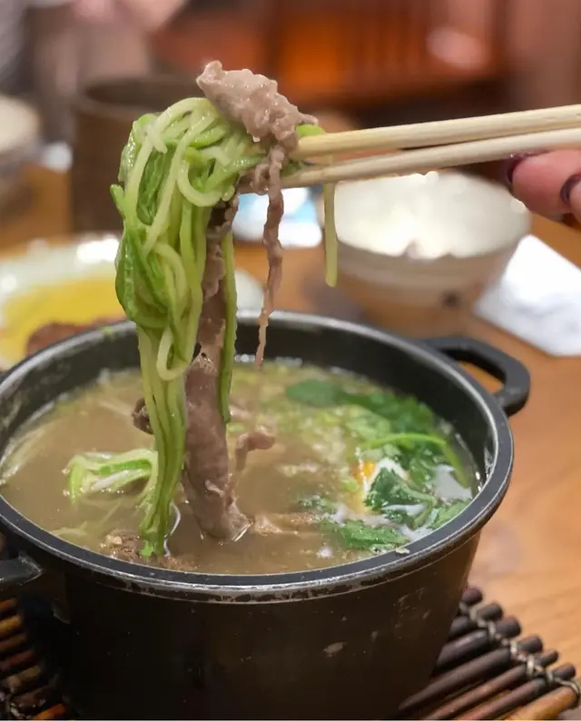 係一個牛既combo,牛肩胛肉3塊,牛肋條粒3-4粒糖心蛋湯面,仲夾左芋絲同芽菜,加18蚊轉左佢既生酮翠肉瓜面。湯底吾重味精,加咗佢指定既湯面用豉油,無特別點精,但佢個辣椒醬就好夾,加埋青檸,昇華咗個湯底。食得辣可以加多d。