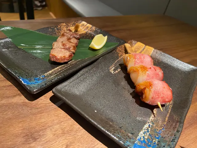 鹽燒牛舌，肉質非常軟嫩，入口即化。用煙肉捲起荔枝肉嚟燒烤，荔枝嘅甜味將煙肉嘅鹹味中和，顯得相得益彰。