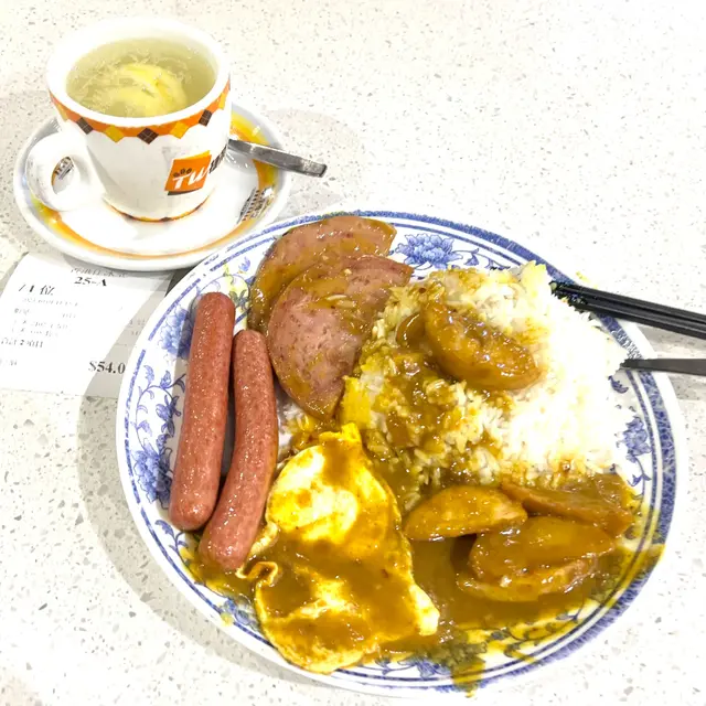 雙腸雙餐肉一隻蛋及咖喱薯仔, 咖喱汁及餸配飯份量剛好.