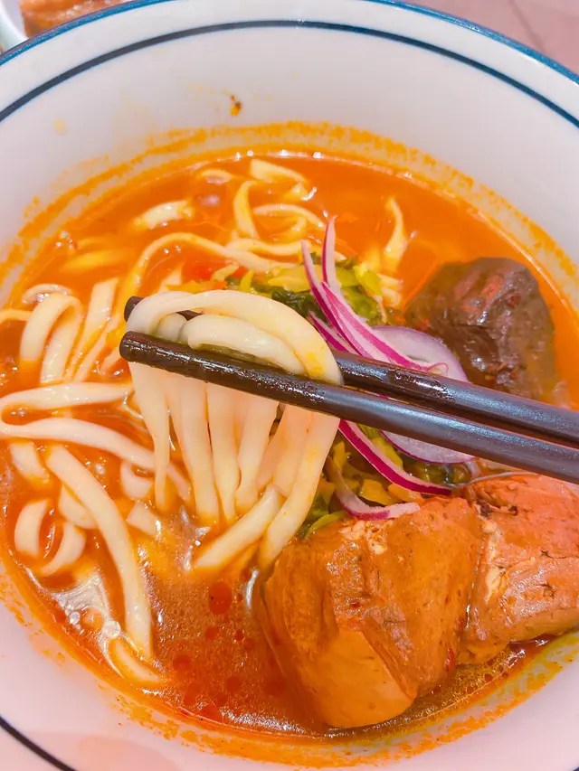 蕃茄麻辣湯麵配慢煮叉燒