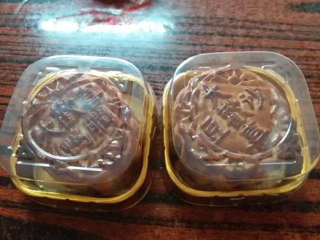 左: 鴨膶月餅, 右: 豆沙月餅