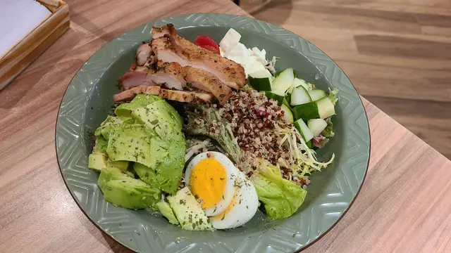 烤雞肉牛油果藜麥沙律碗