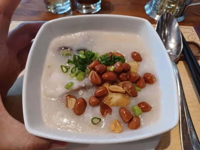 個粥好綿滑。配料花生、班塊、皮蛋、雞肉，全部採用上等食材。好耐都無食過咁香滑爽口既靚粥。