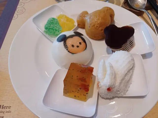 其他甜品如啫喱糕、桂花糕、奶皇包等，都好精緻。個人推介一定要食咖啡凍糕。味道帶點咖啡味但係食落係啫喱狀。好有特色。