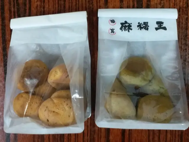 左: 紫菜肉鬆味麻糬, 右: 抹茶紅豆味麻糬