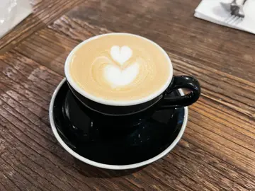 Set  lunch  点左个flat  white  (因为有奶  +$5😅  好幼滑淡淡的.  加上❤️型的拉花被治愈了😌）