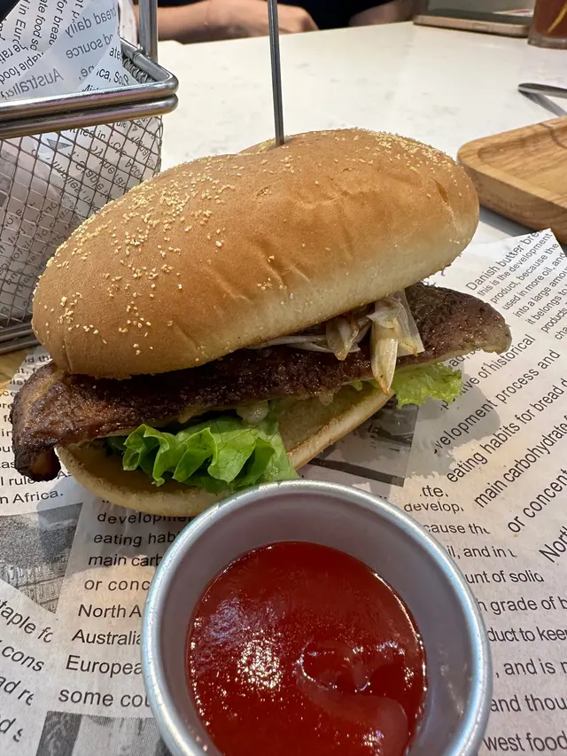 個飽本身幾細，和朋友share一半，好似兩啖就食完，唔夠喉。比目魚表面煎得香脆，魚肉嫩滑，切開有魚油溢出，令人垂涎三尺。包身焗過係香熱鬆軟嘅，加分。咸甜奶油味噌醬同比目魚好夾，好味！