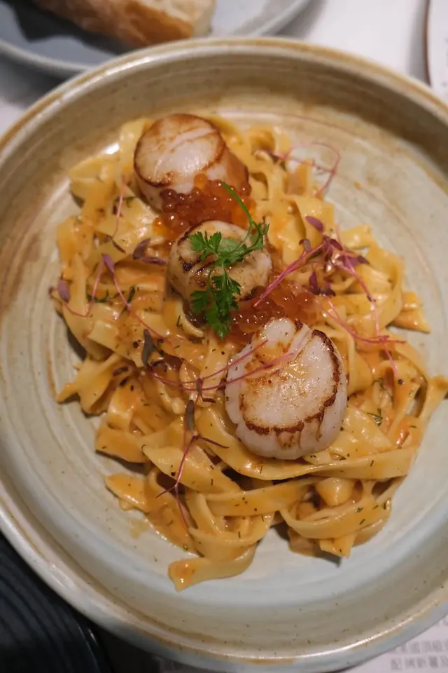 香煎北海道帶子三文魚籽龍蝦汁扁意大利麵