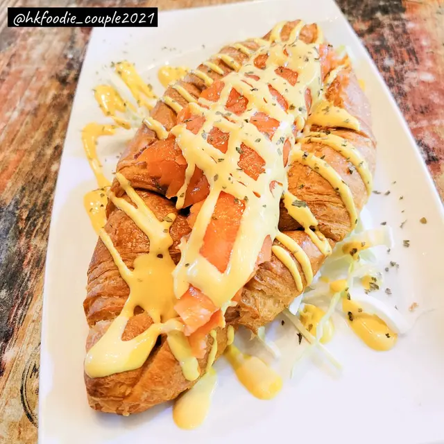 煙三文魚牛角酥 