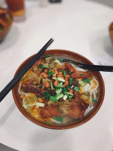 秘製豬扒酸辣米線