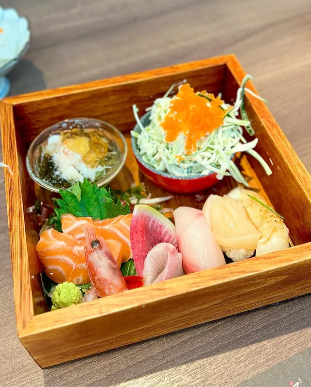 刺身壽司便當配蔥吞拿魚腩飯