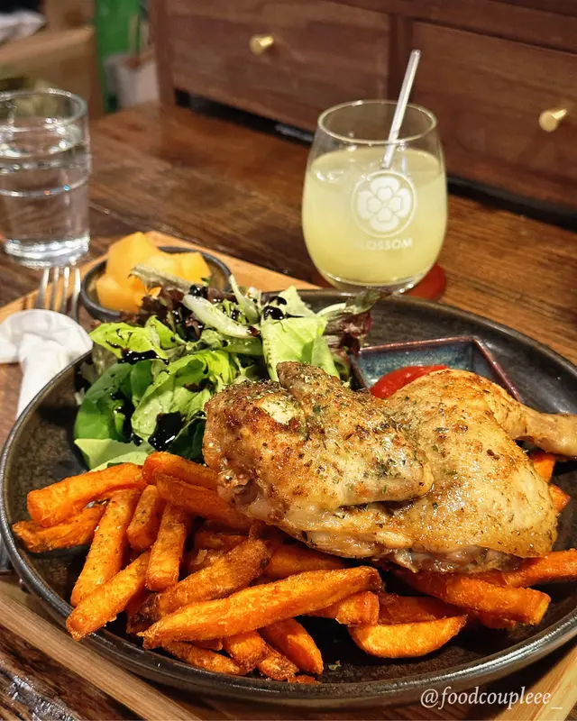 想講呢個雞嘅portion絕對係對得起呢個價錢，上到菜真係都幾大份下，佢足足有半隻雞，好惹味。唔覺唔覺就好快食晒😂仲要配埋蕃薯條，夠粗夠甜，好正😆同埋有沙律菜中和番油膩感，所以食完真係啱啱好呀。