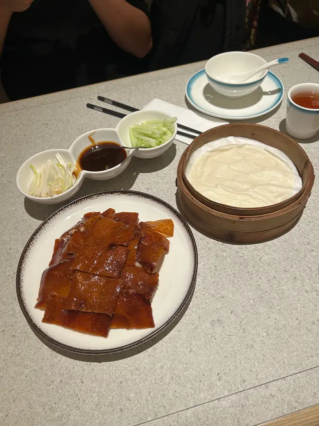 是日重頭戲！！但會話一般⋯⋯可能期望太高，感覺一般般🤔 (唔難食！但未到好好味)，不過呢個價位差唔多，同埋可能因為影相影太耐先食 (係我嘅問題)，麵皮放涼咗有啲難夾上嚟🥺不過包片皮鴨幾好玩，當買個體驗都好🥢