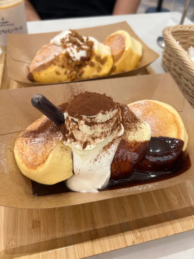 班戟質地好綿密！本身班戟已經放咗喺朱古力醬上面，加埋上面啲cream + 咖啡粉一齊食，真係好似食緊Tiramisu😳班戟上面灑嘅糖粉唔會太多，唔會蓋過其他配料嘅甜味🤝🏼 但鋪面嘅cream太多，食耐咗會膩🥲班戟上面插着支咖啡液，幾得意☕️但唧唔唧味道冇乜分別⋯⋯gimmick罷了😕