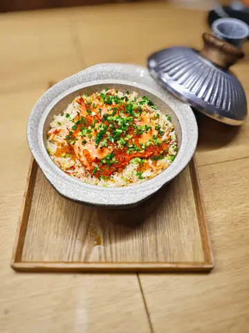 黑松露蟹肉三文魚子釜飯
