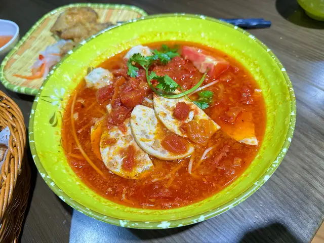 蜆港蕃茄蟹膏蝦丸扎肉金邊粉