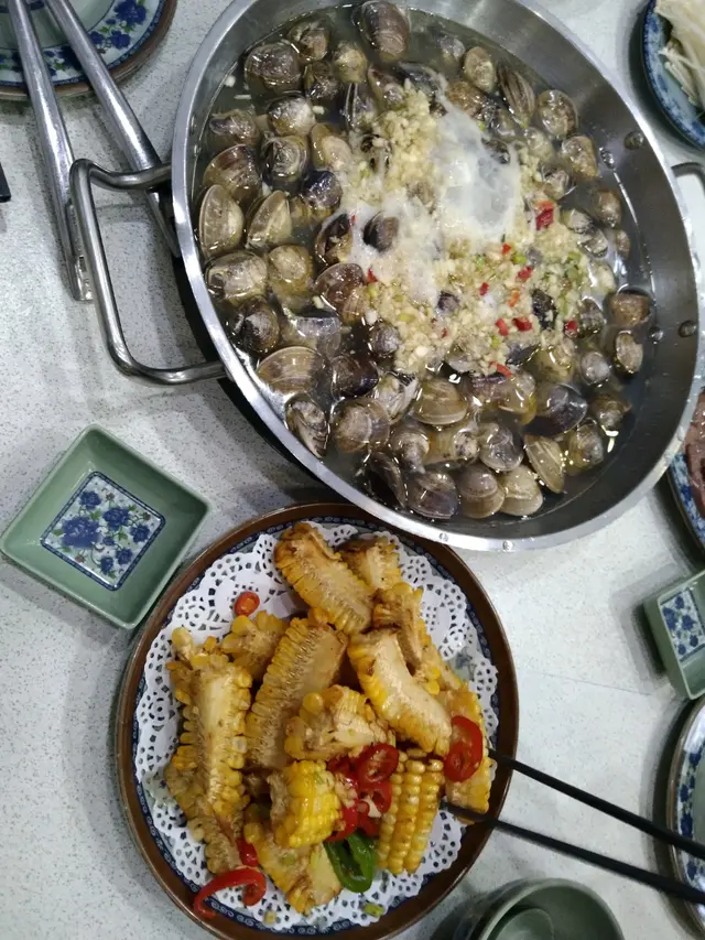 第一次去食卜卜蜆，蜆無沙，但湯底好咸，另椒鹽粟米 好好味，值得推介。打邊爐餸 ，選擇太少，可以增加不同配菜..