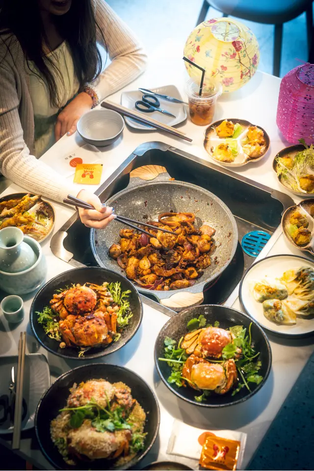 擺滿食物嘅枱面,一餐可頂三餐