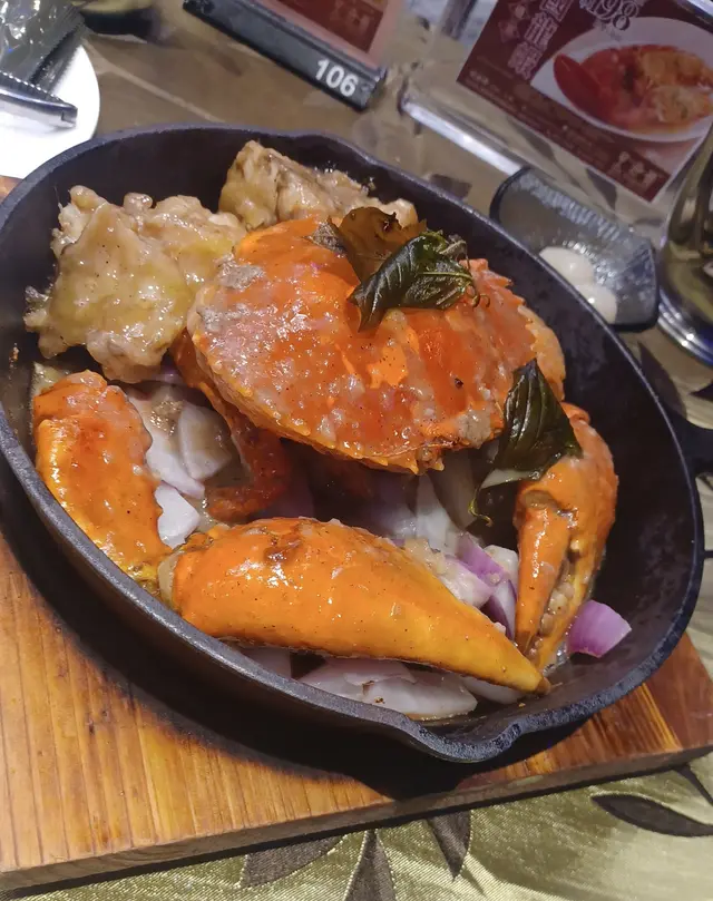 肉蟹大過我成隻手掌，帥傅已經拍開蟹殼，𠝹件好，所以食時好容易開，肉質厚實好滿足，而且蟹味鮮甜加上胡椒香味好過癮
