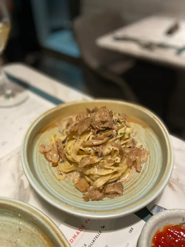 新鮮黑松露蘑菇扁意大利粉