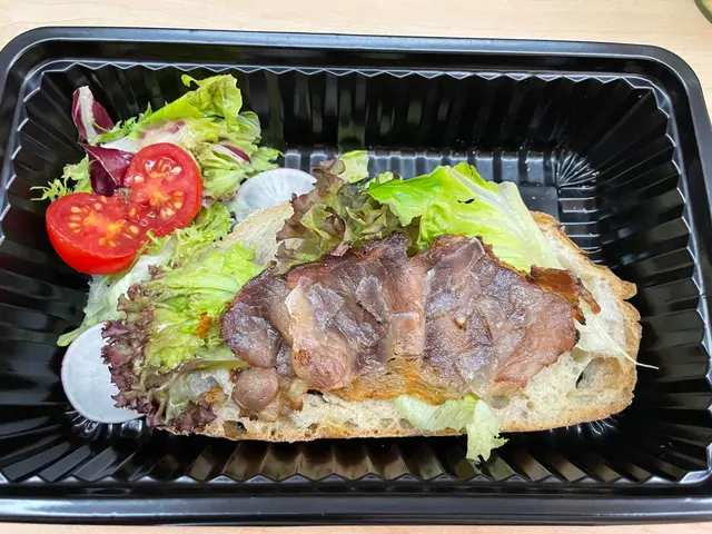 薄切牛肉烤酵母麵包伴雜菜沙律
