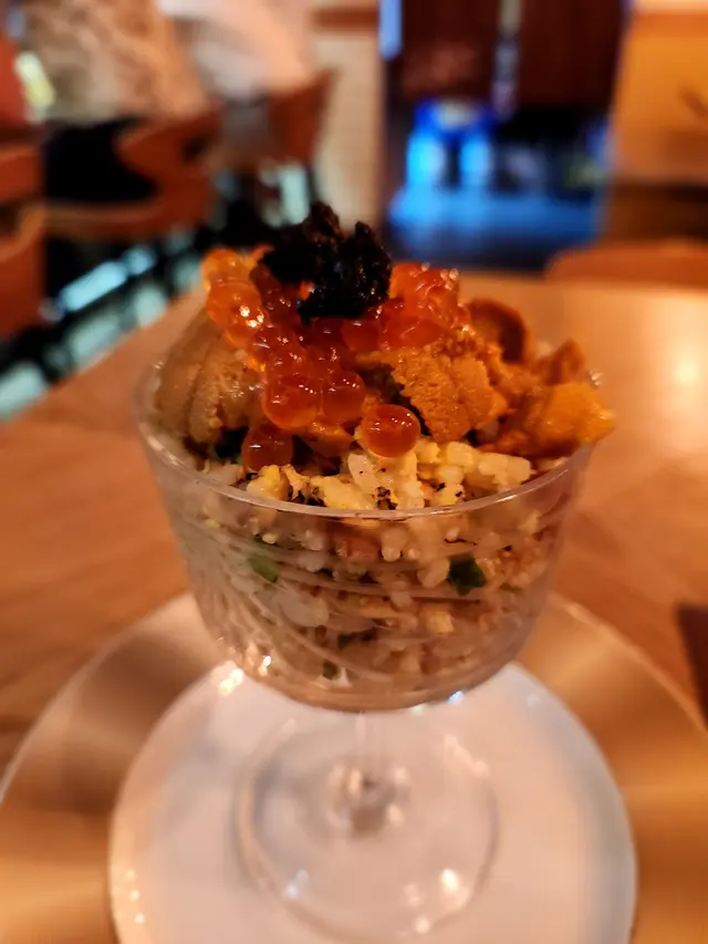 黑松露三文魚籽海膽杯炒飯