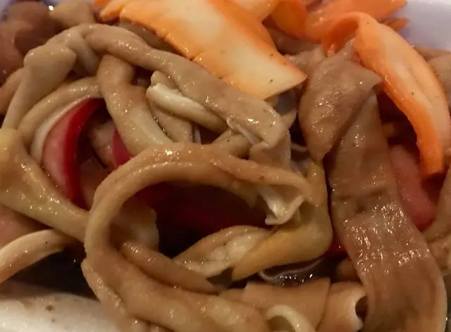 滷水拼盤：紅腸、墨魚、鵝腸、生腸、大豆芽