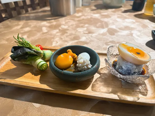 本地水耕沙律菜伴芝麻醬 京滬味香伴海蜇頭 雙色墨魚仔 茶煉流心蛋伴黑魚子醬配厚切茄子