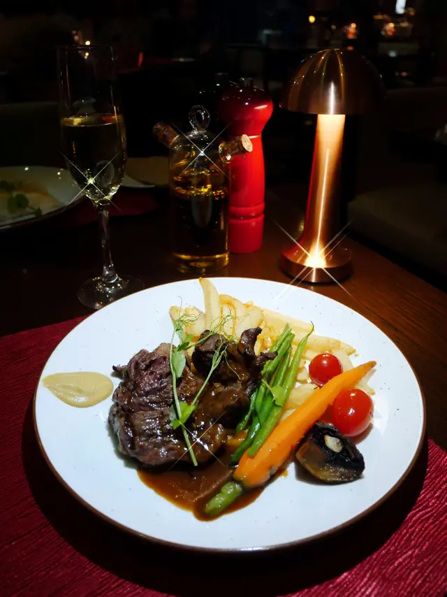 美國肉眼扒配香辣薯條、 扒大啡菇