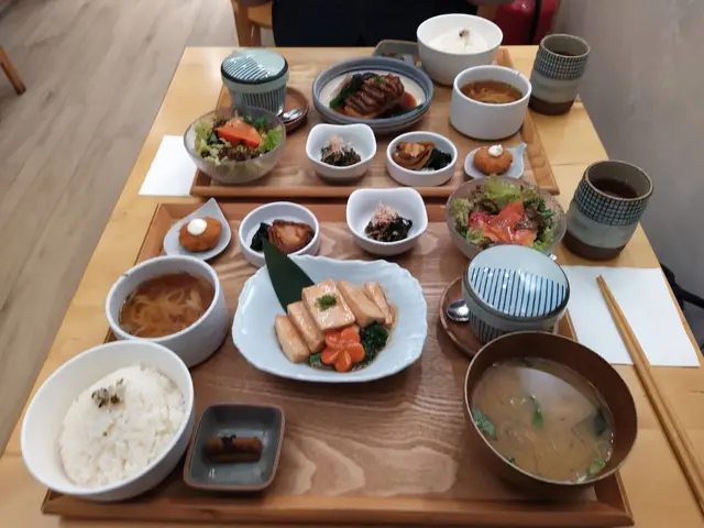 全日定食中選好主食,便附上一堆配菜。每一道都好食,確實感受到了餐廳及廚師的用心。