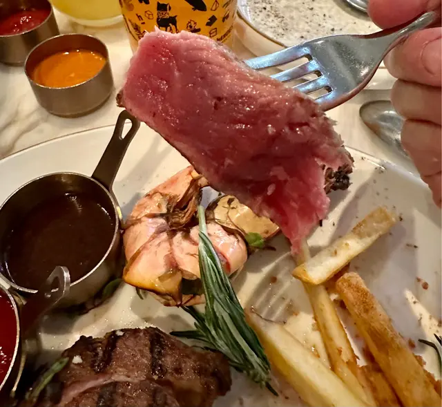 真係生㗎。。。。我叫5成熟。。佢整左塊生既比我，超難切得開，仲要係凍既