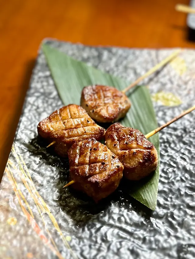 本身我囂張咁同人講而家好少食街嘅牛扒/牛舌芯因為買到靚肉自己都整得到。但朋友個個都係牛舌控，我就好唔情願咁叫俾佢哋食。黐線….點知真係好好食😅😅🤣🤣 我認我膚淺狹隘自大。