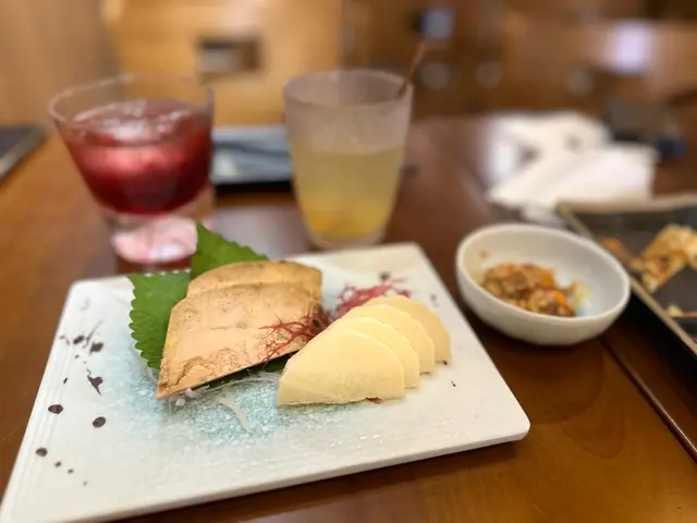 個人深愛燒鵝肝嘅濃重油脂香味，對呢個冷盤期望不大。實在人係必要放開心胸，放眼世界—— 又一次證明自己嘅短視、傲慢同狹隘。絲滑嘅口感加上清香爽甜嘅柚子蘿蔔，必須要親自試過再親下註腳，親身定義。