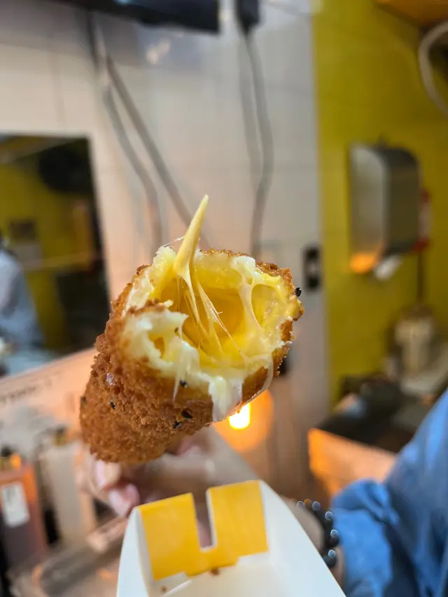 哈哈😆想再多吃一份韓式熱狗🌭️的起司款
在5. Cheddrlella跟7. Mozzarella 兩邊猶豫不決
最後先試5. 下次再7. 哈哈哈😆（果然沒選錯～～
外脆咬爽 拉絲自由度拉滿（和另一半玩好爽 嘻嘻🤭