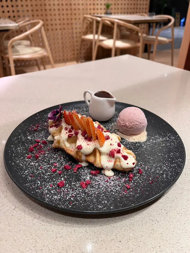 士多啤梨芝士奶蓋牛角包窩夫