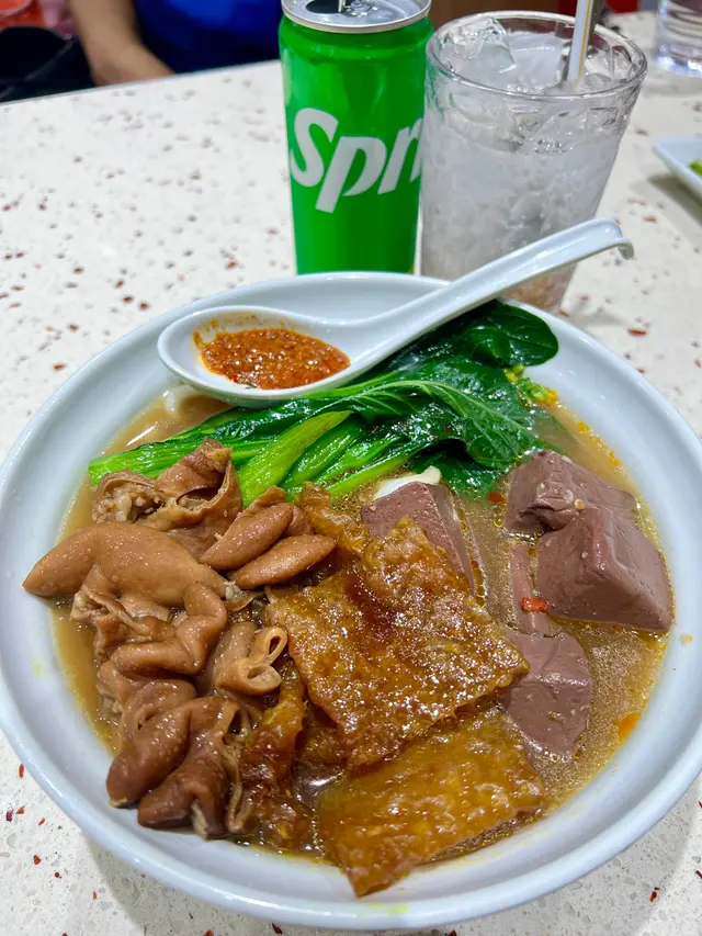 豬三寶麵(時菜、豬皮,豬紅,豬腸)$45