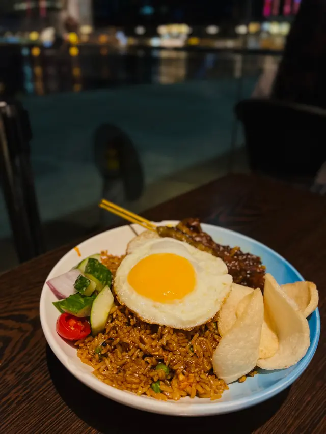 印尼炒飯配沙嗲串燒 
