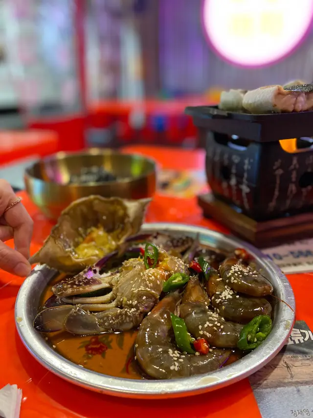 新沙洞招牌醬油蟹拼盤配紫菜拌飯