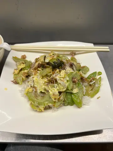 涼瓜菜甫肉碎炒滑蛋飯