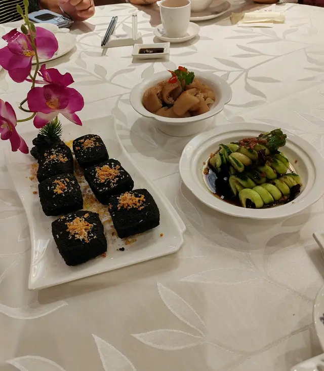 頭盤：（餐前小品、竹炭脆豆腐、川味小黃瓜）
