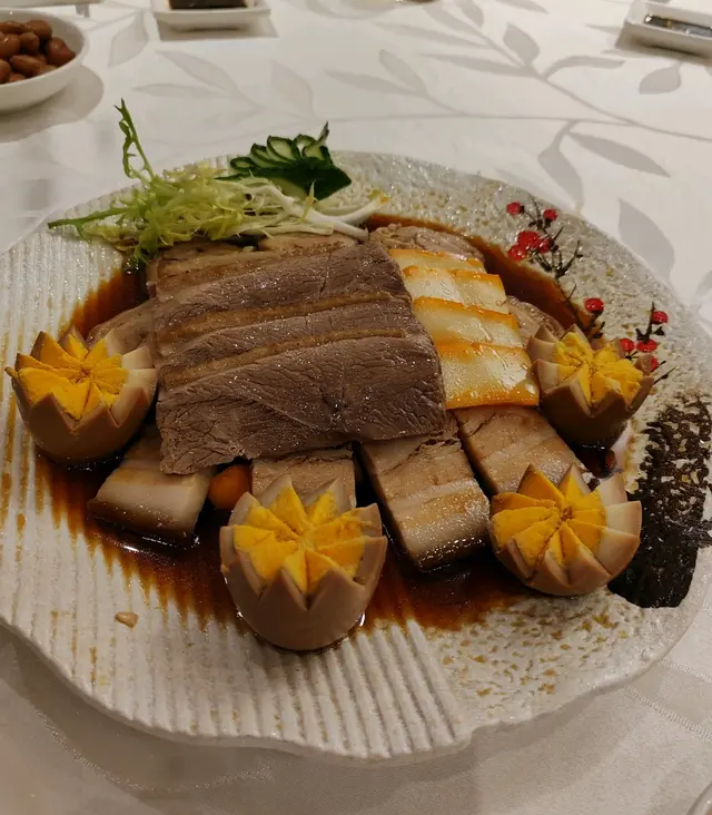 錦繡拼盆除左滋味既滷水鵝肉，仲有大大片既大腸，軟綿綿既滷肉片及滷水豆腐，滷水就絕對係潮州菜嘅Signature，貴為米芝蓮食肆都唔會失望。
